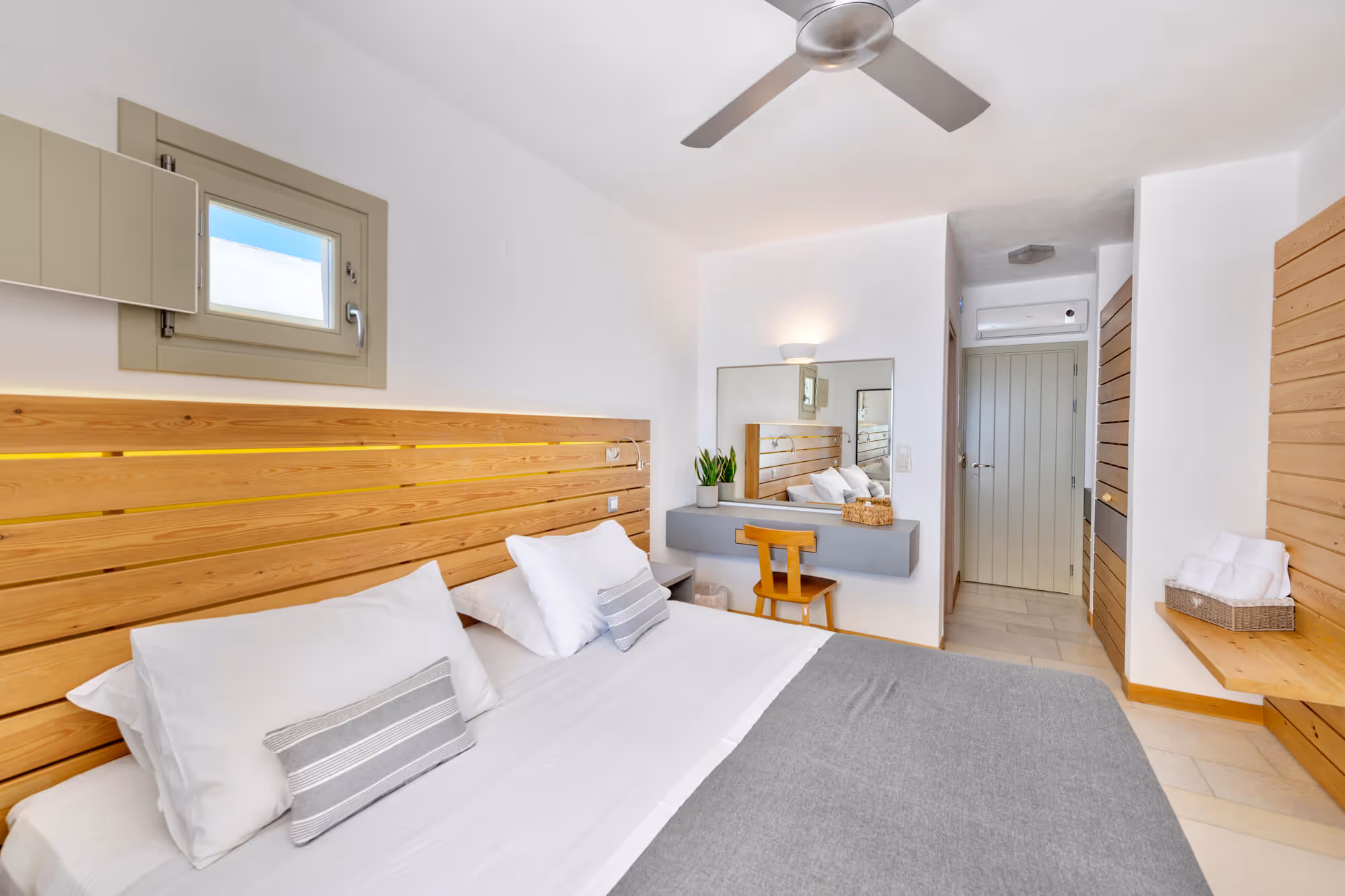 Shine bedroom with sea view