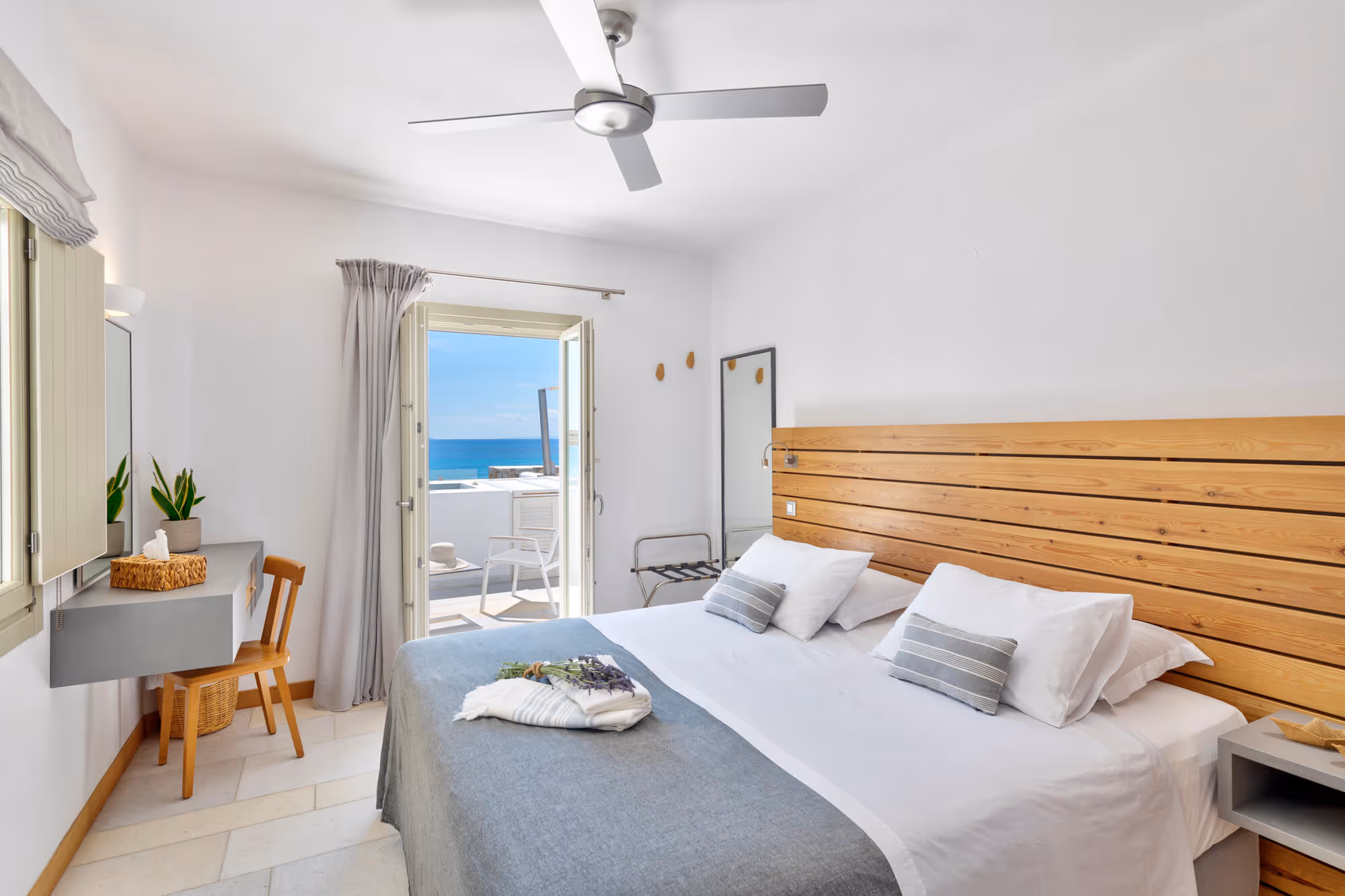 Fresh suite bedroom with sea view